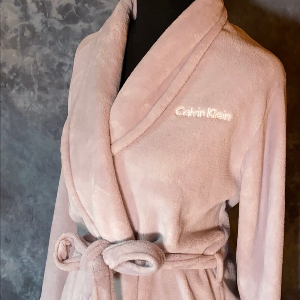 ❌SOLD❌ - Calvin Klein Long Sleeve Plush Robe - Picture 1 of 16